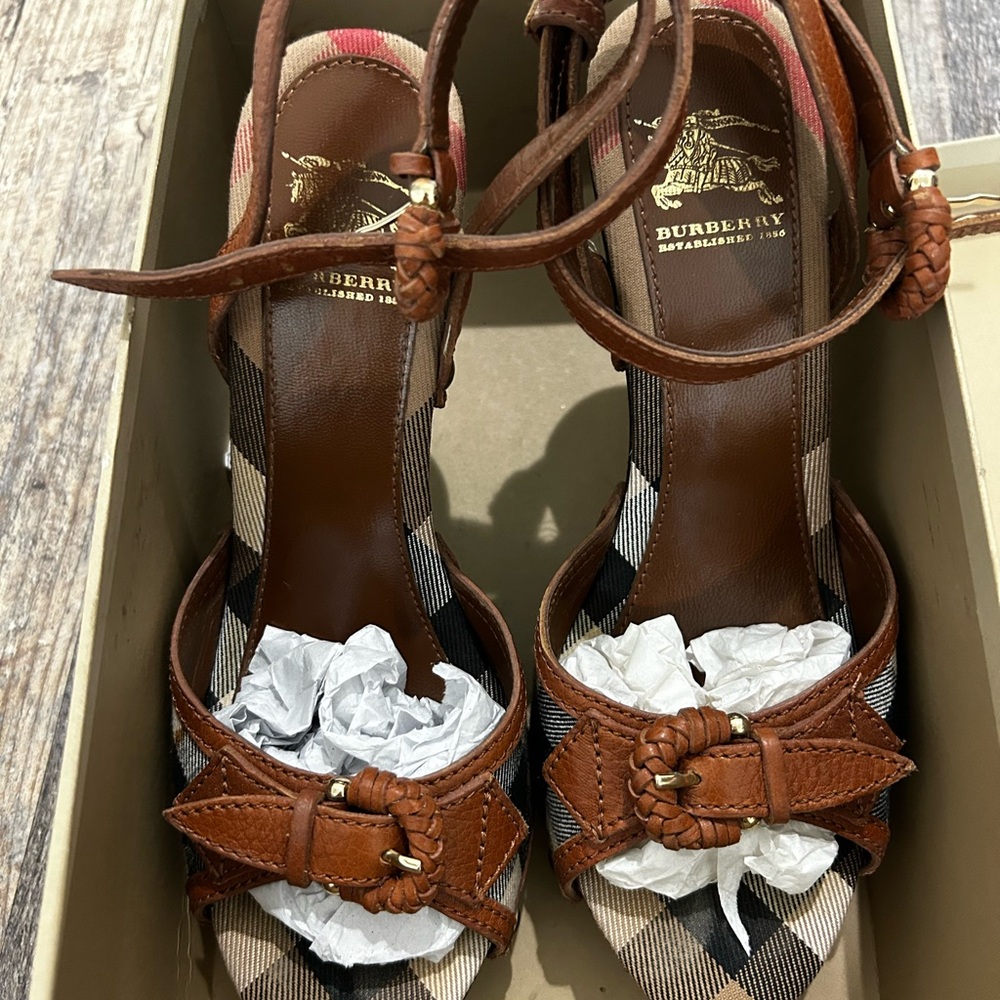Burberry Tan Women's Sandals(Size 36)